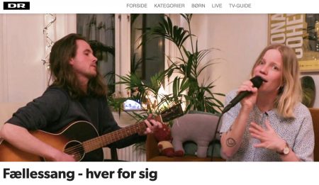 Fig. 2: The DR sing-along broadcast Fællessang hver for sig (‘Singing together alone’), here Katinka performing a spring song by Anne Linnet.
